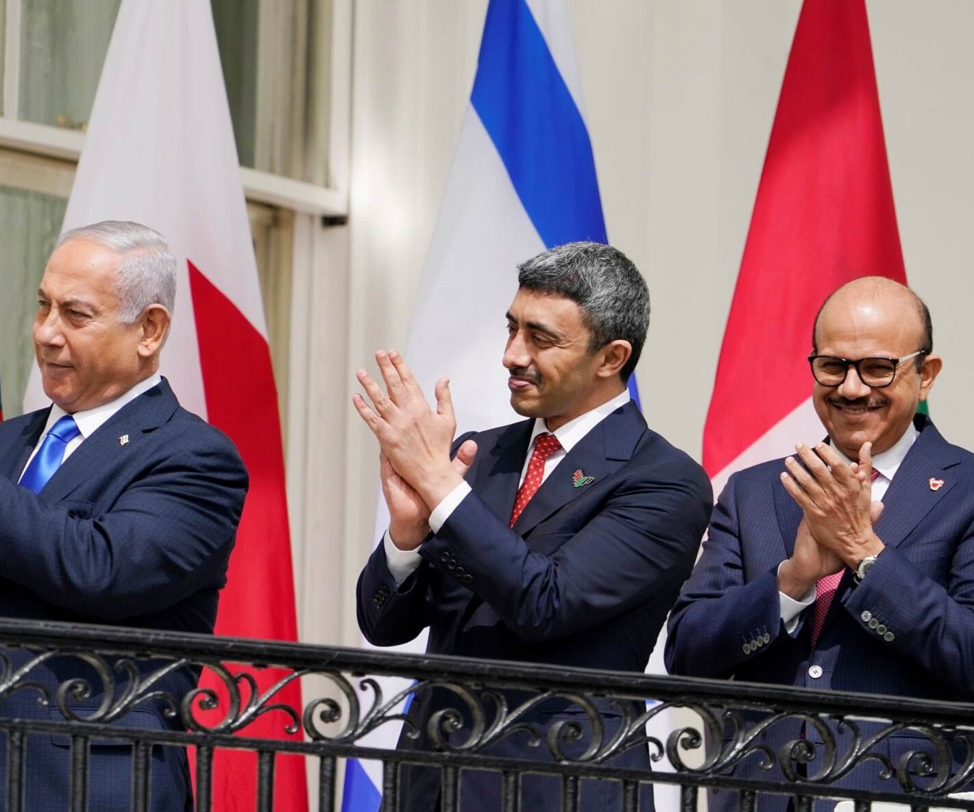 رئيس الوزراء الإسرائيلي بنيامين نتنياهو ووزير خارجية الإمارات عبد الله بن زايد آل نهيان ووزير خارجية البحرين عبد اللطيف الزياني خلال التوقيع على "التطبيع الأسرلة" رئيس الوزراء الإسرائيلي بنيامين نتنياهو ووزير خارجية الإمارات عبد الله بن زايد آل نهيان ووزير خارجية البحرين عبد اللطيف الزياني خلال التوقيع على "التطبيع الأسرلة"