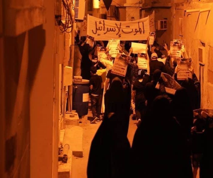 وسط أجواء التظاهرات طالبت سفارة الولايات المتحدة في المنامة رعاياها بتوخي الحذر خلال تنقلاتهم وسط أجواء التظاهرات طالبت سفارة الولايات المتحدة في المنامة رعاياها بتوخي الحذر خلال تنقلاتهم