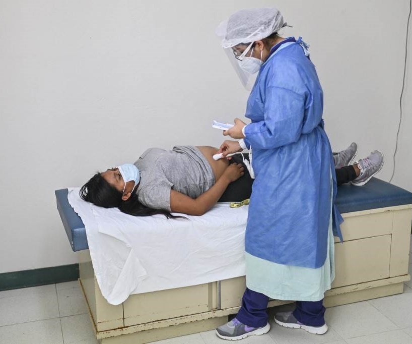 امرأة حامل ظهرت عليها أعراض فيروس كورونا تتلقى رعاية طبية في المكسيك (أ ف ب). امرأة حامل ظهرت عليها أعراض فيروس كورونا تتلقى رعاية طبية في المكسيك (أ ف ب).