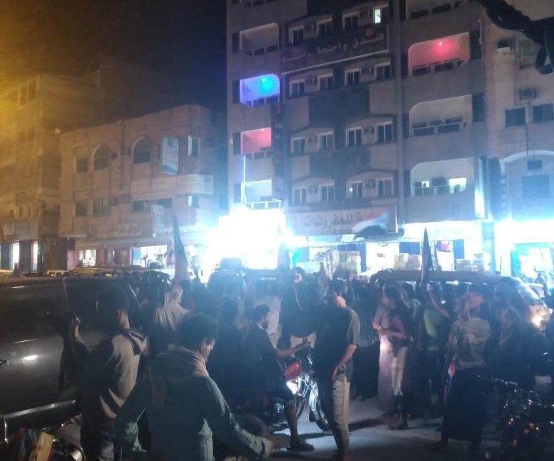 شباب يقطعون الطريق في مدينة المكلا شباب يقطعون الطريق في مدينة المكلا