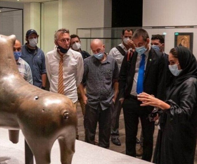 إماراتيون للوفد الإسرائيلي في متحف اللوفر: يمكنكم أن تشعروا بالراحة تجاه السلام الناشئ بيننا إماراتيون للوفد الإسرائيلي في متحف اللوفر: يمكنكم أن تشعروا بالراحة تجاه السلام الناشئ بيننا