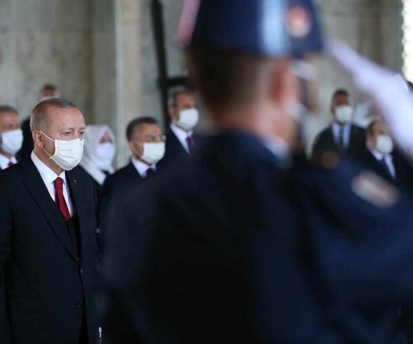 إردوغان وهو يحضر احتفالًا بمناسبة الذكرى 98 ليوم النصر في أنقرة (أ ف ب). إردوغان وهو يحضر احتفالًا بمناسبة الذكرى 98 ليوم النصر في أنقرة (أ ف ب).