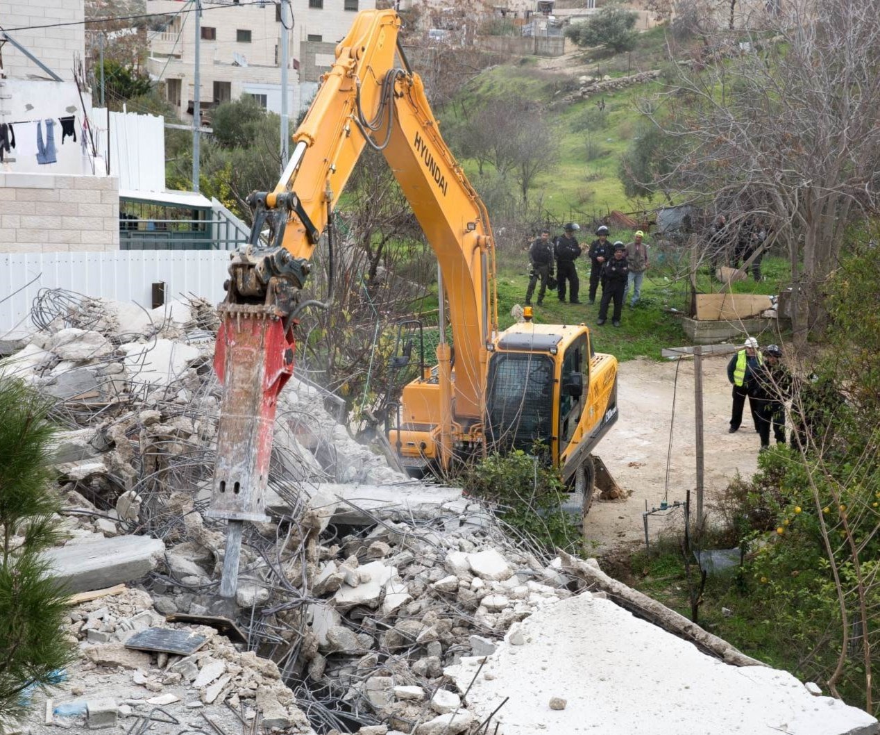 هل ندع الفلسطينيين يهدمون منازلهم بأيديهم ويتم تهجيرهم عن أرضهم من دون أن نتمكن من قرع جرس إنذار إنساني للبشرية برمتها؟ هل ندع الفلسطينيين يهدمون منازلهم بأيديهم ويتم تهجيرهم عن أرضهم من دون أن نتمكن من قرع جرس إنذار إنساني للبشرية برمتها؟