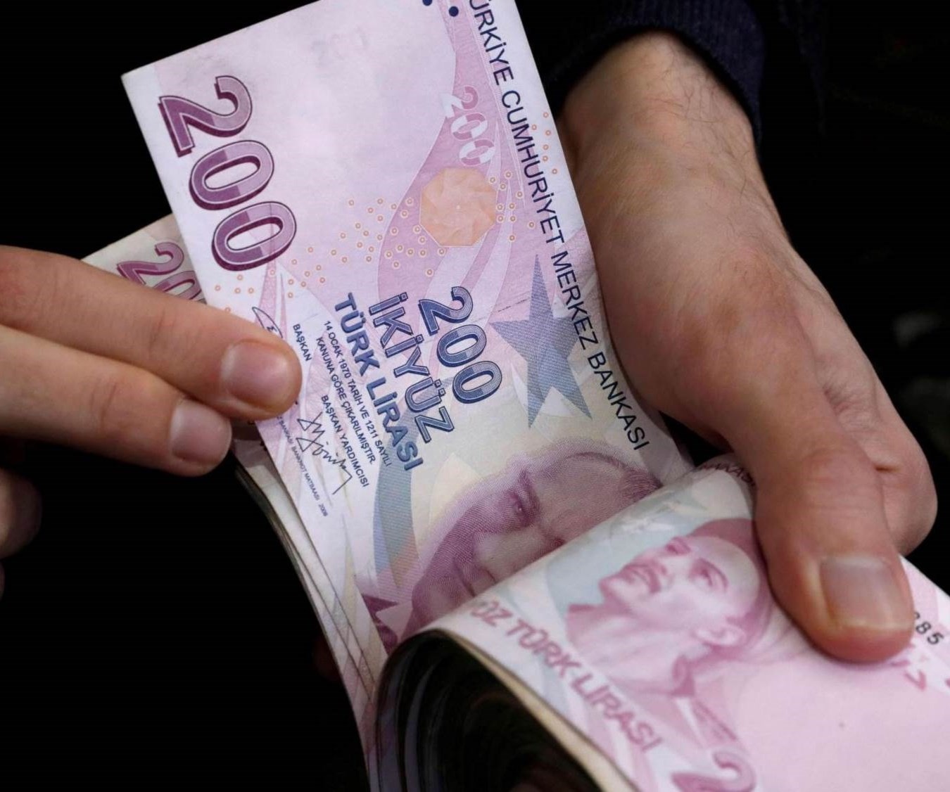 تواصل خسائر الليرة التركية أمام الدولار تواصل خسائر الليرة التركية أمام الدولار