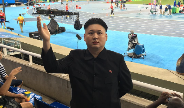 شبيه زعيم كوريا الشمالية يخطف الأضواء في ريو