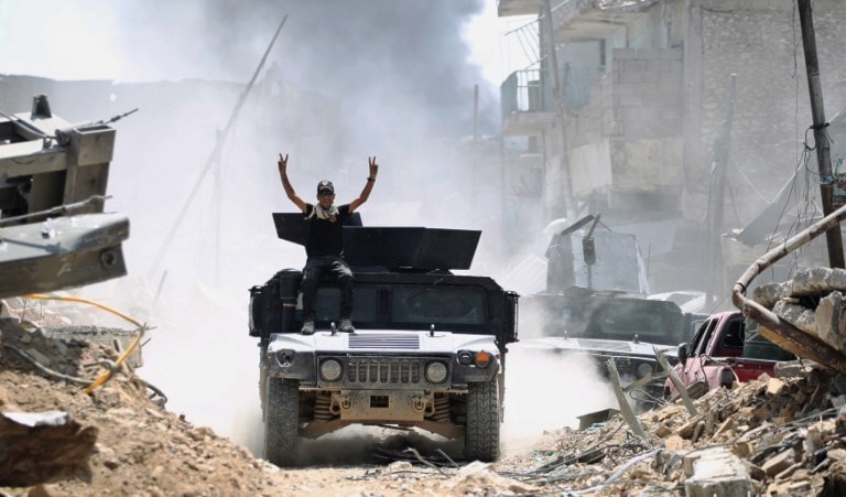 القوات العراقية تتقدم في 3 محاور وتلاحق فلول داعش في الموصل القديمة (أ ف ب)