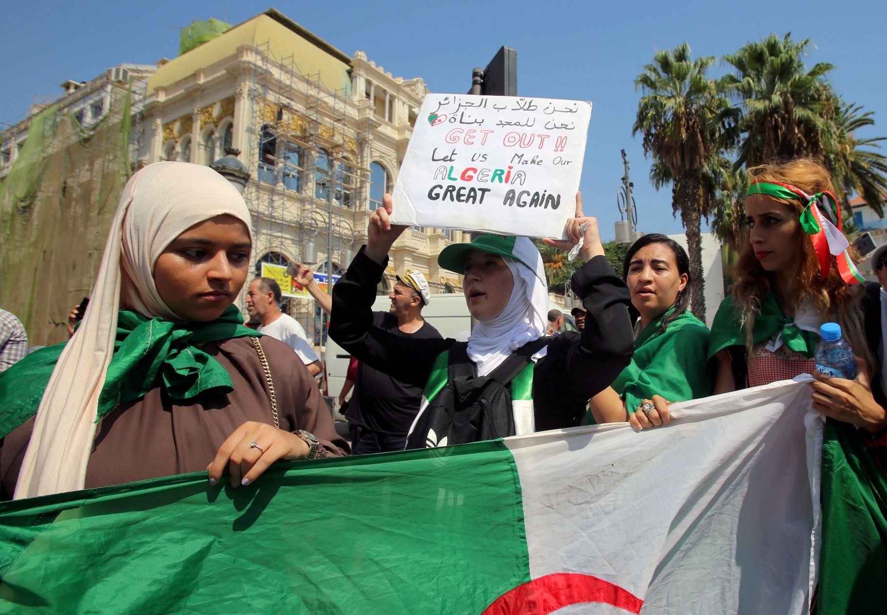 طلاب جزائريون يتظاهرون ضد الانتخابات الرئاسية