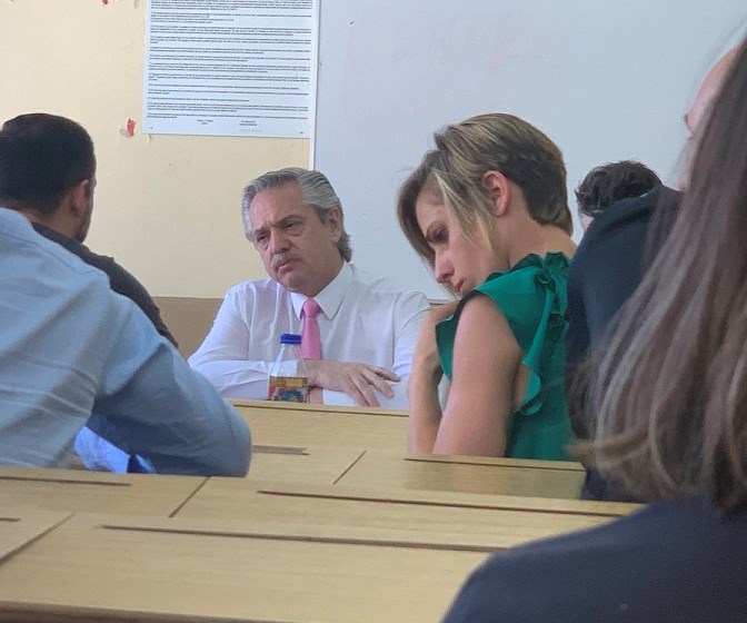 انتخبوه رئيساً للأرجنتين... فلم ينس طلابه!