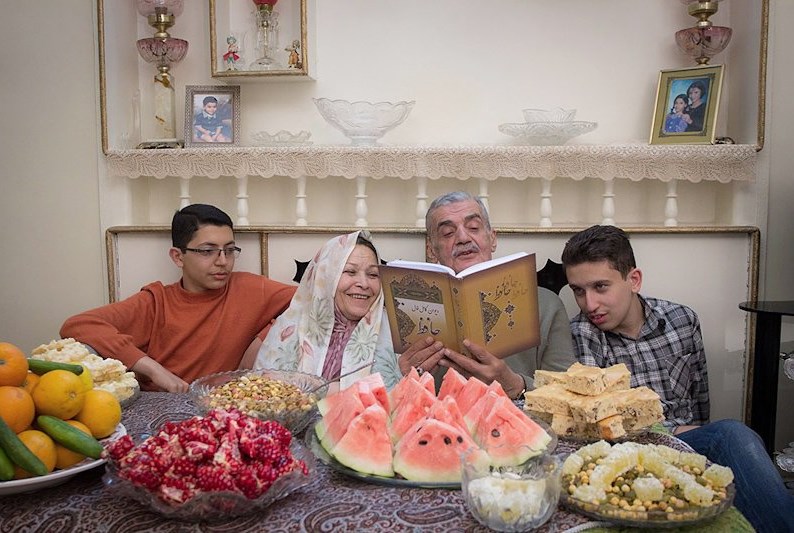 ما هي "ليلة يلدا" وكيف يحتفل الإيرانيون بها؟