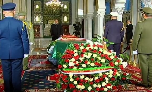 في مراسم تشييع تاريخية مهيبة... الجزائريون يودِّعون الفريق صالح إلى مثواه الأخير