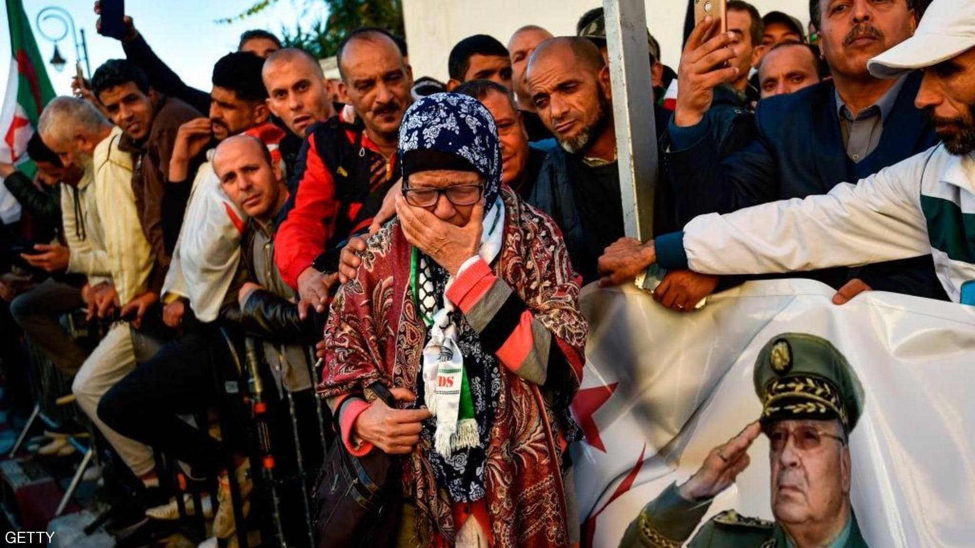 سابِقة لم تشهدها الجزائر.. دموع الرجال