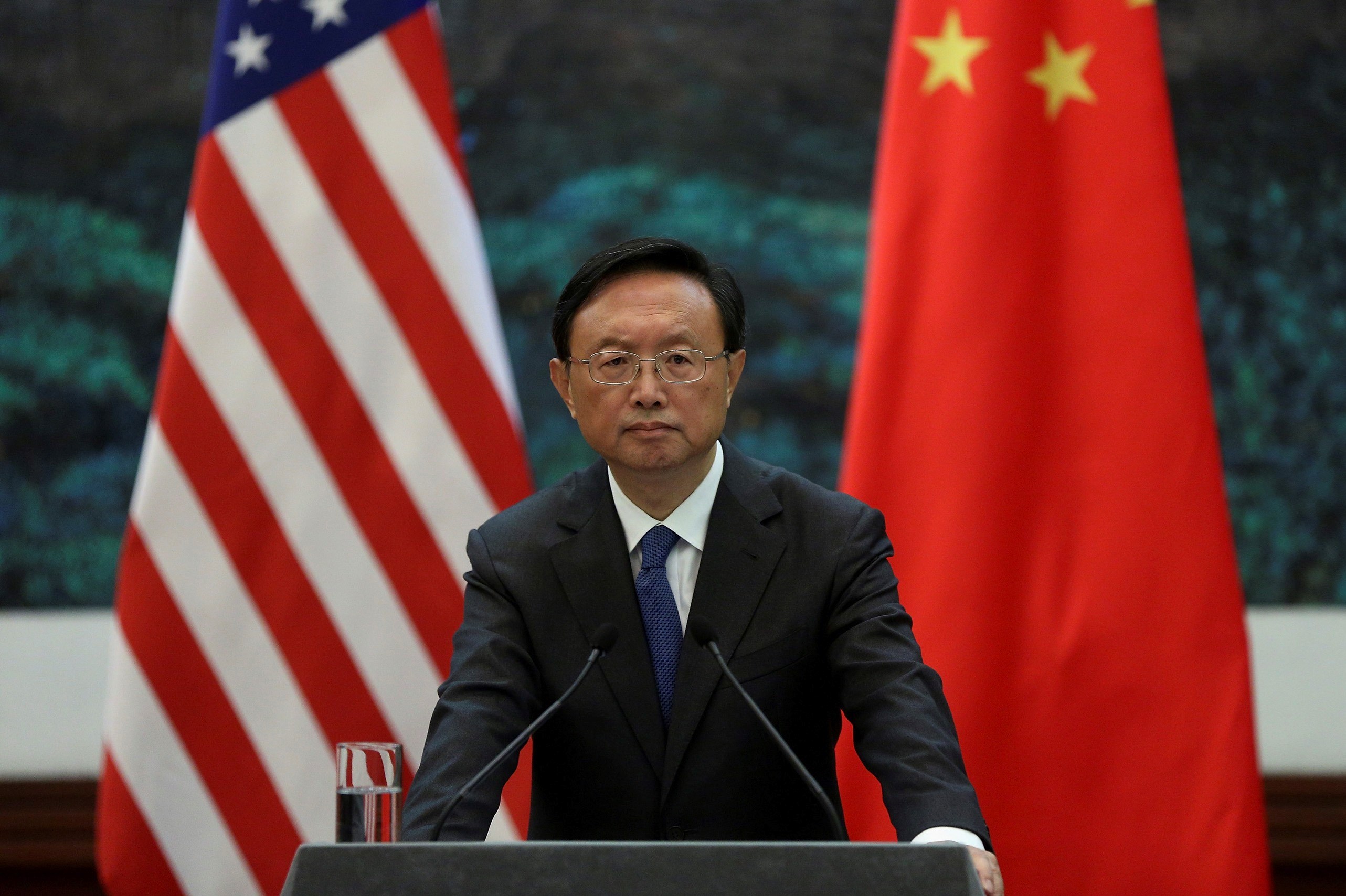 أعلى دبلوماسي صيني يطالب بومبيو بالكف عن التدخل في شؤون بلاده