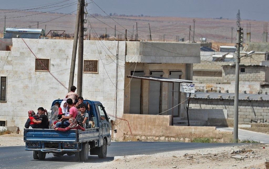 خروج مدنيين من أهالي إدلب عبر ممر الحاضر في ريف حلب الجنوبي