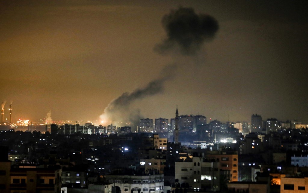 الاحتلال يقصف مواقع للمقاومة الفلسطينية في قطاع غزة