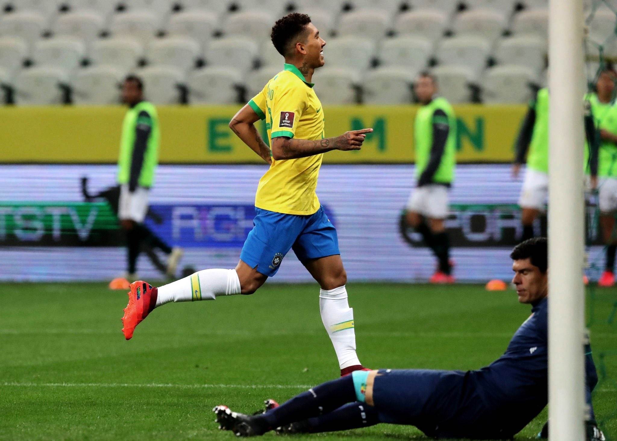 سجل مهاجم ليفربول روبرتو فيرمينو ثنائية