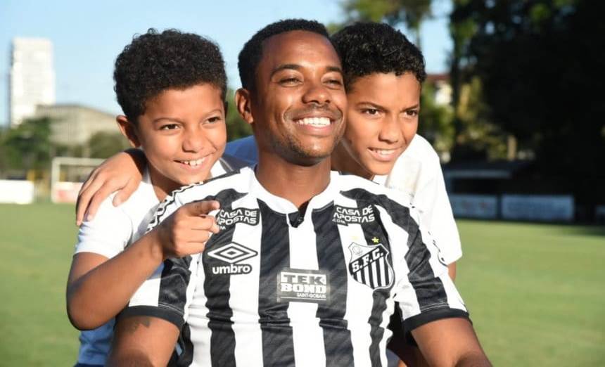 روبينيو مع ولدَيه خلال تقديمه لاعباً لسانتوس