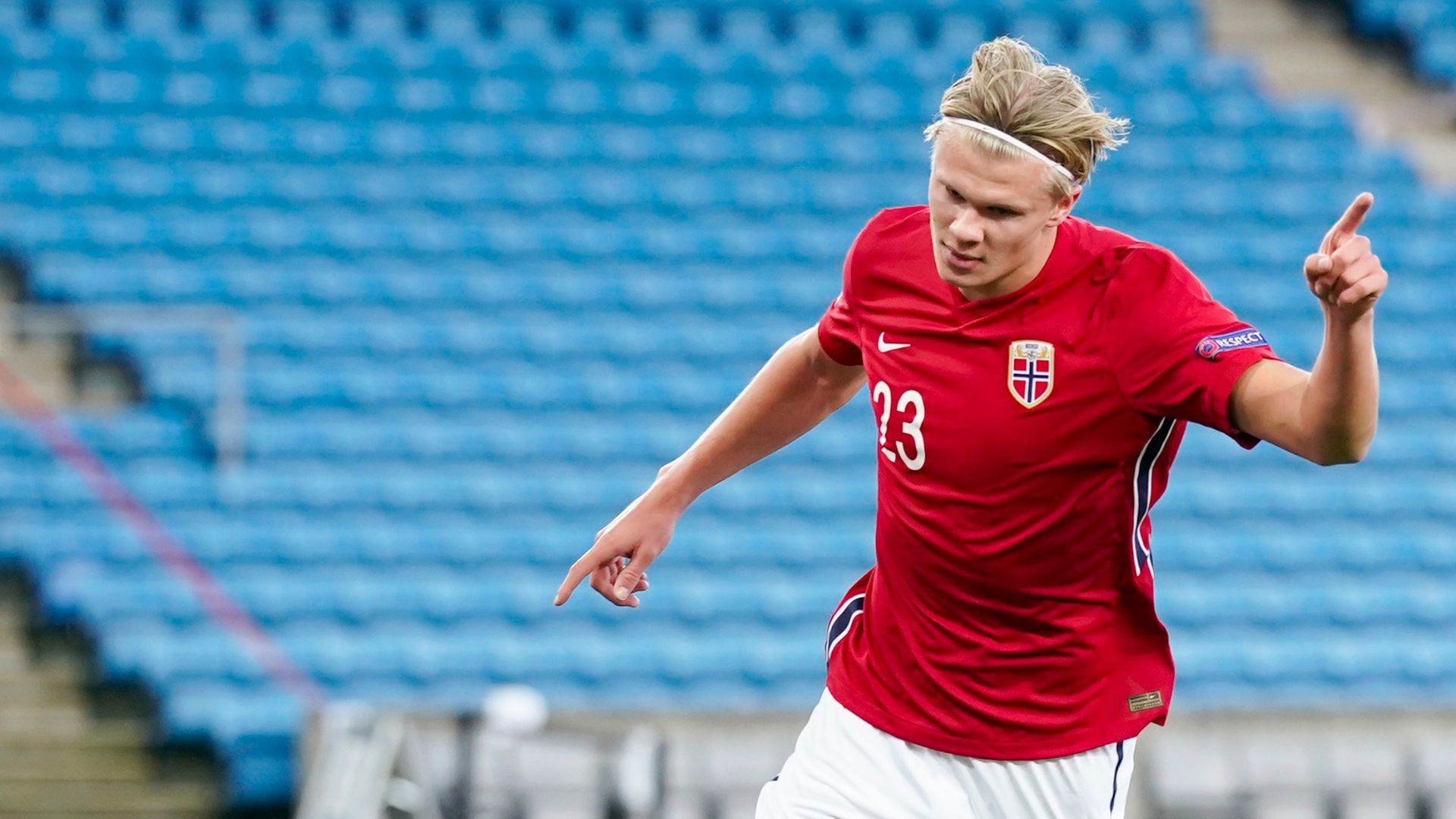 هالاند محتفلاً بأحد أهدافه