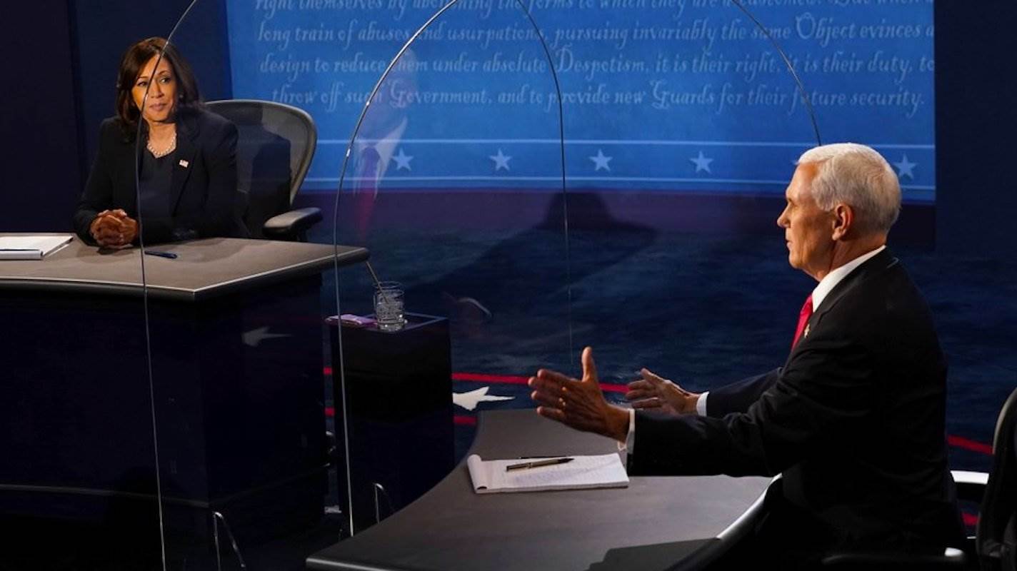 في المناظرة سعى بنس وهاريس إلى إطلاق الاتهامات وتحميل الآخر مسؤولية تدهور الأوضاع الاقتصادية والرعاية الصحية