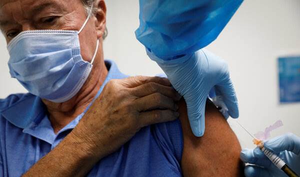 متطوع يشارك في دراسة لقاح في فلوريدا. الصورة لوكالة رويترز.