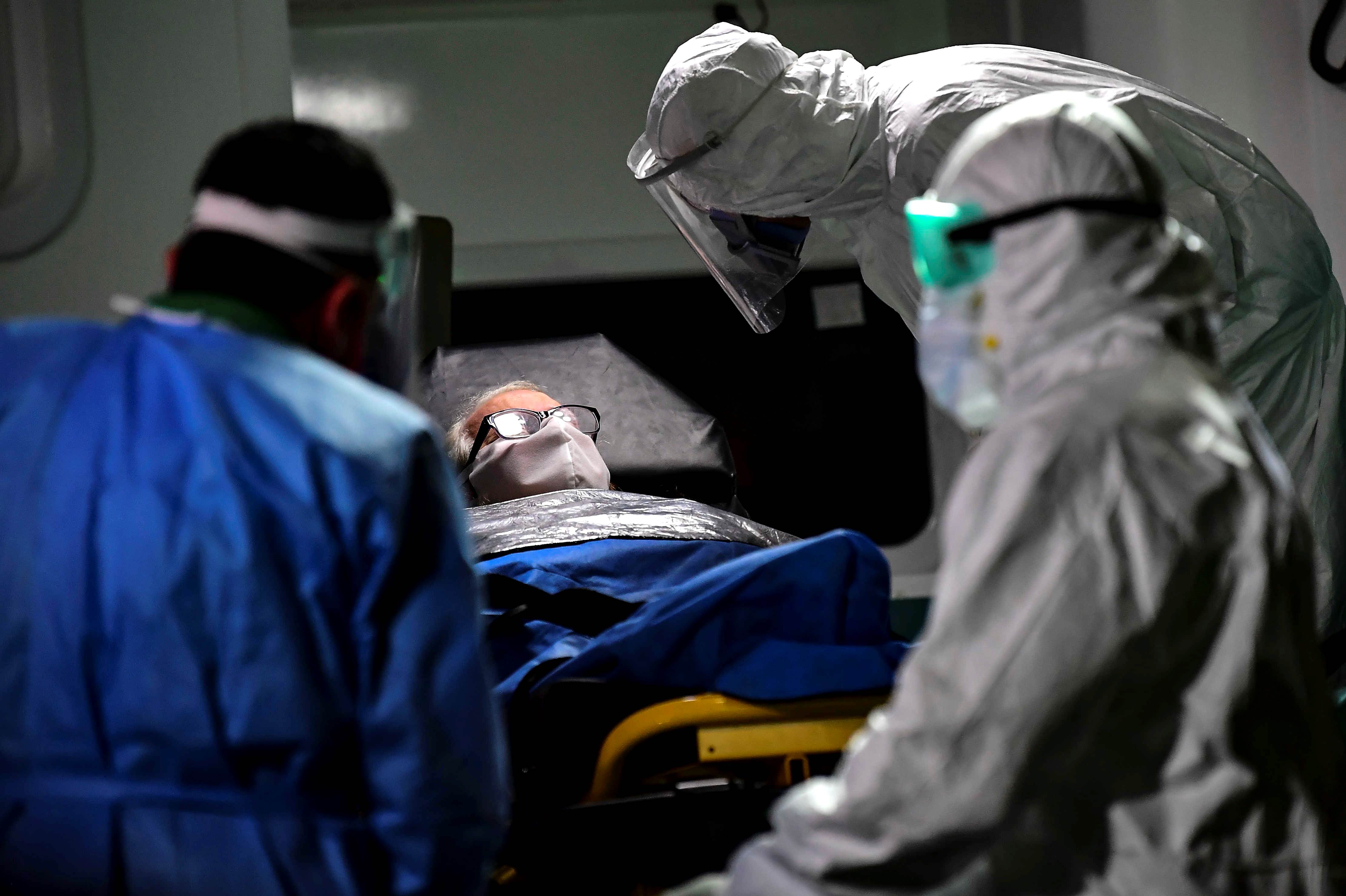 منظمة الصحة تصف استراتيجية الاكتفاء بانتظار تشكّل مناعة القطيع بأنها 