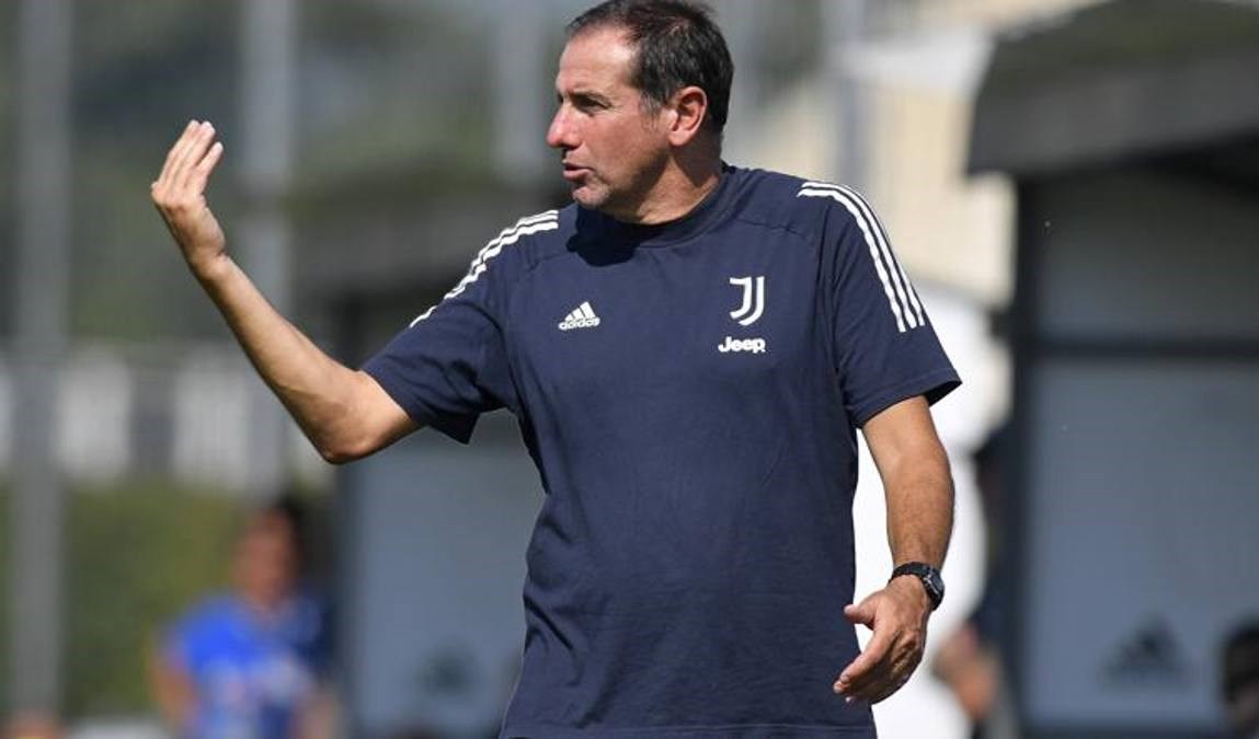 مدرب فريق شباب يوفنتوس لامبرتو زولي