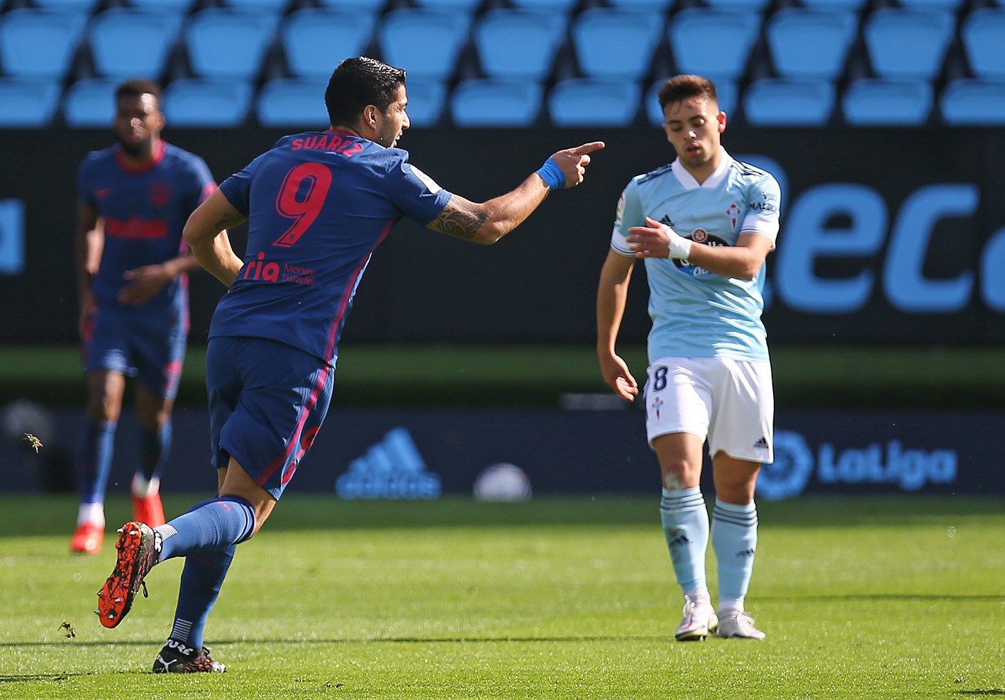 سواريز محتفلاً بعد تسجيله 