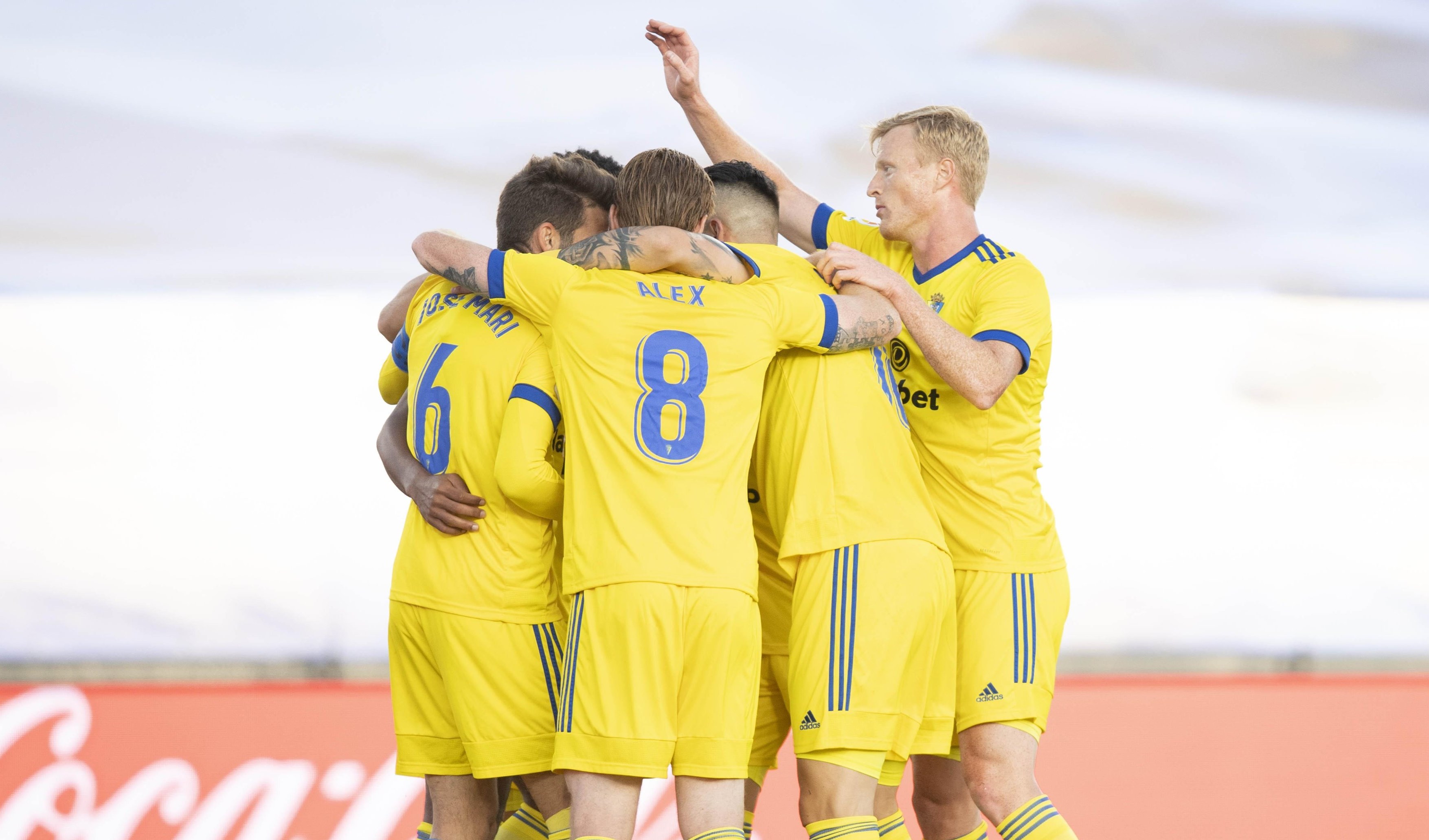 لاعبو قادش يحتفلون بهدف الفوز 