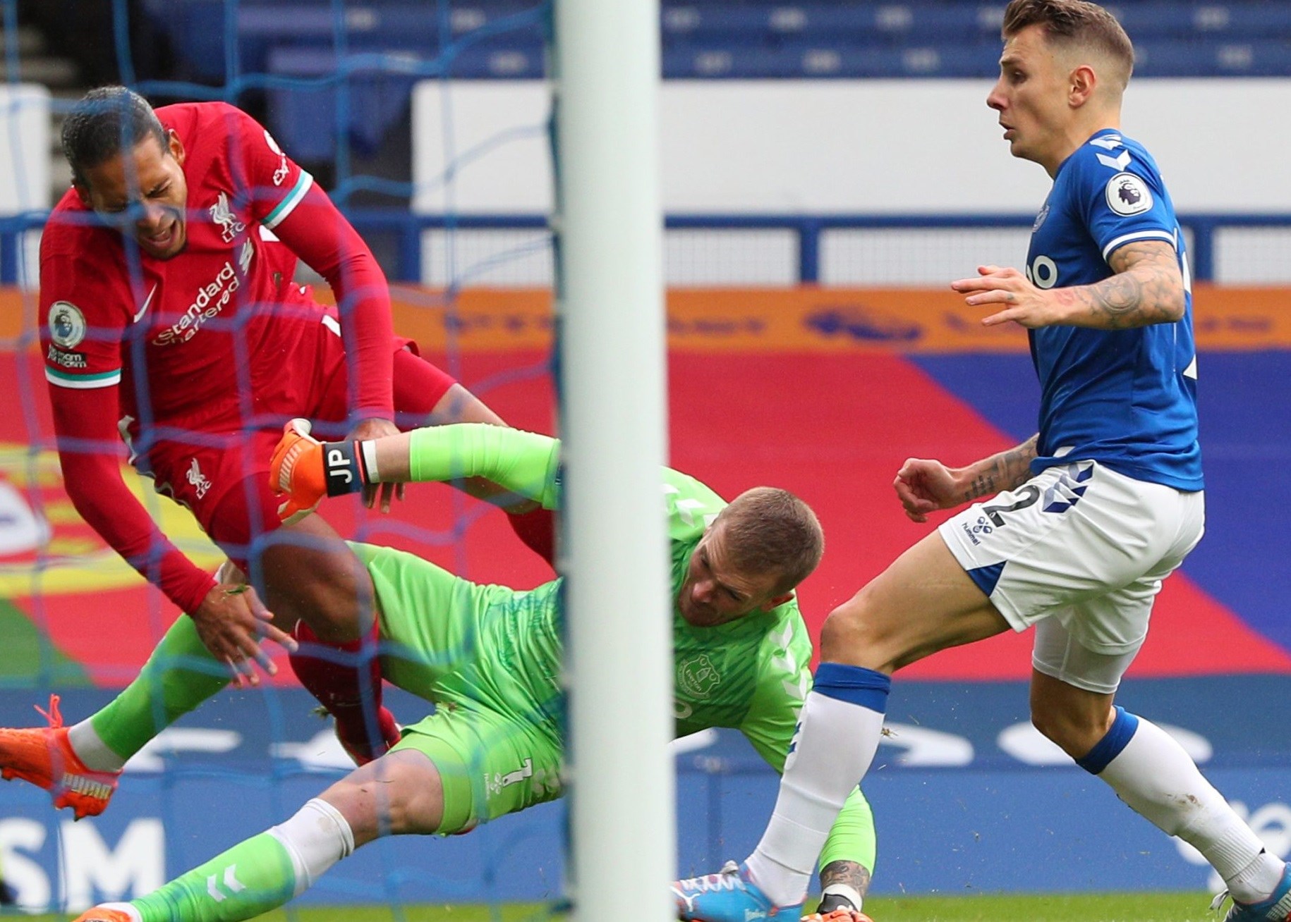 فان دايك لحظة تعرّضه للإصابة