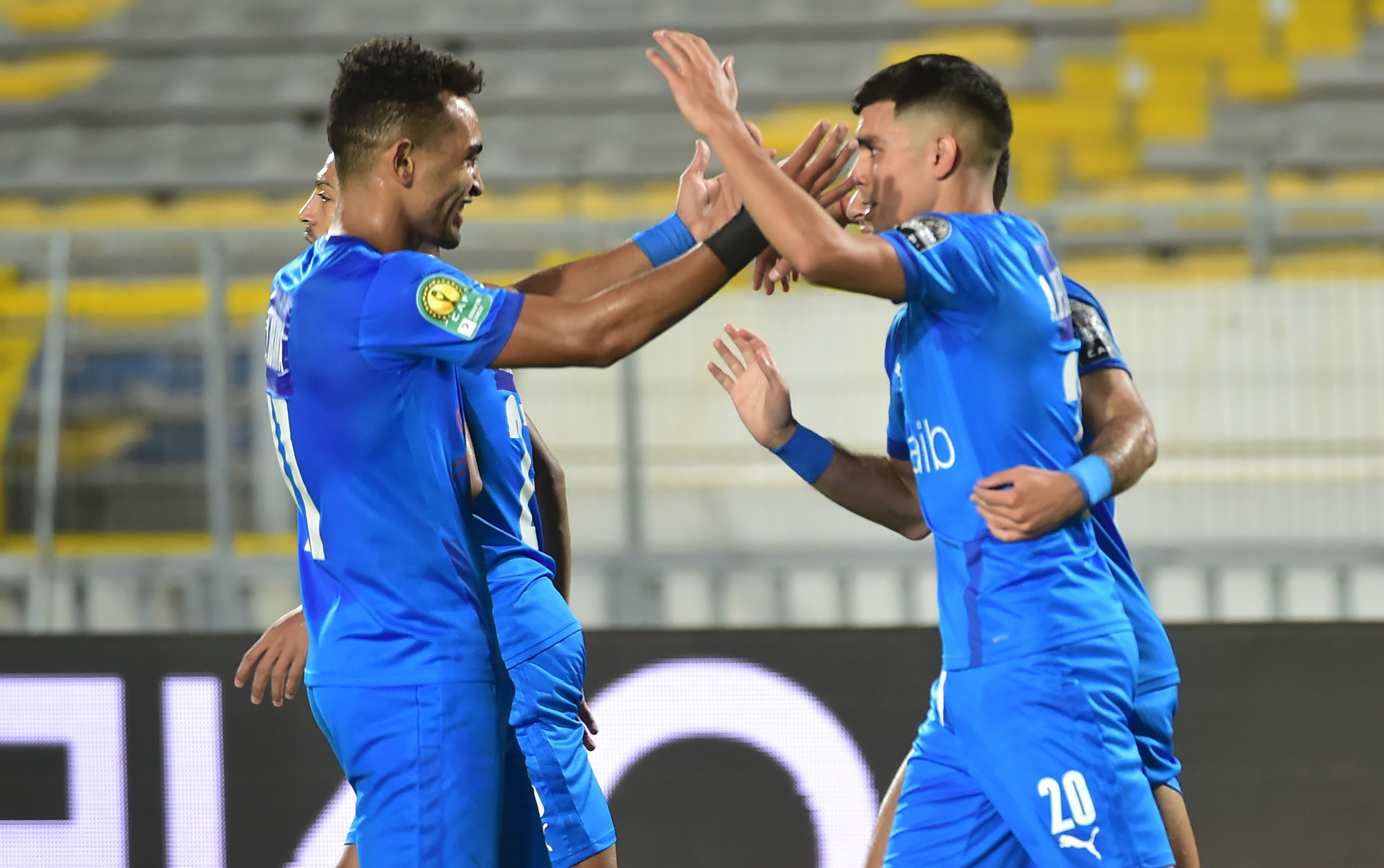 بن شرقي يحتفل بهدفه مع زملائه