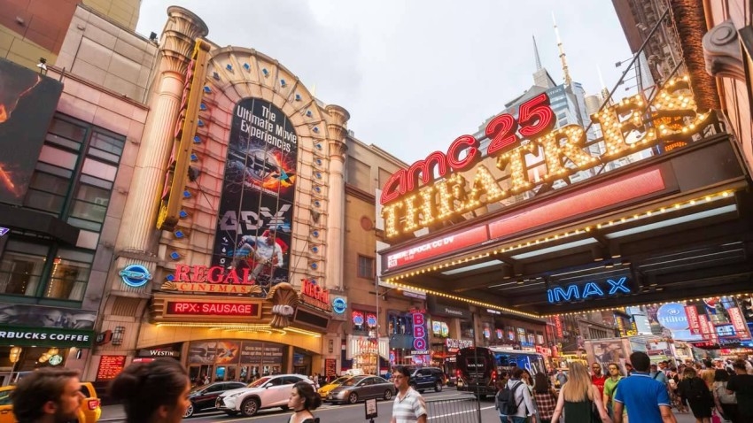 زحام بمحاذاة دور العرض من الخارج