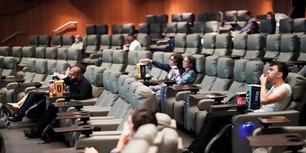 وحضور محدود جداً للرواد في الداخل