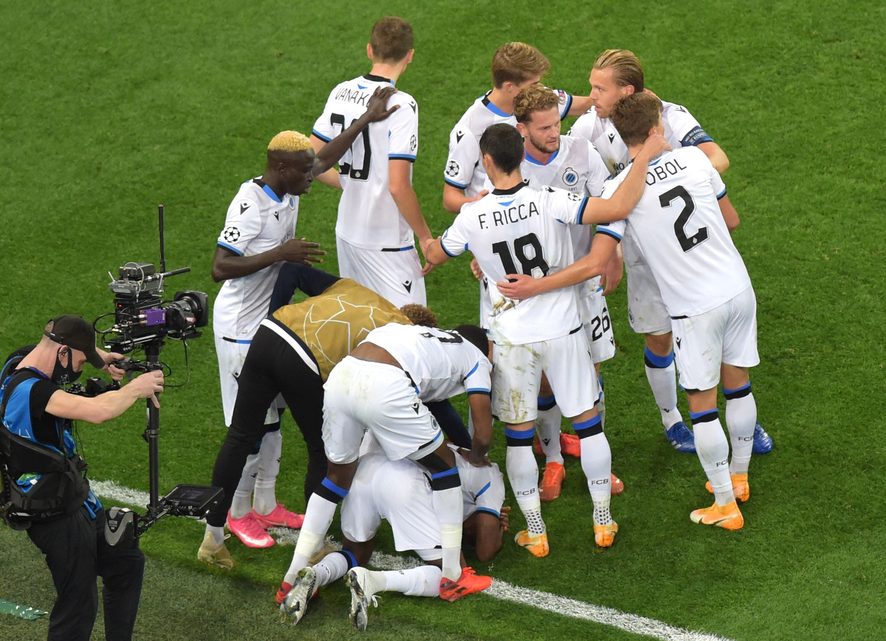 لاعبو كلوب بروج يحتفلون