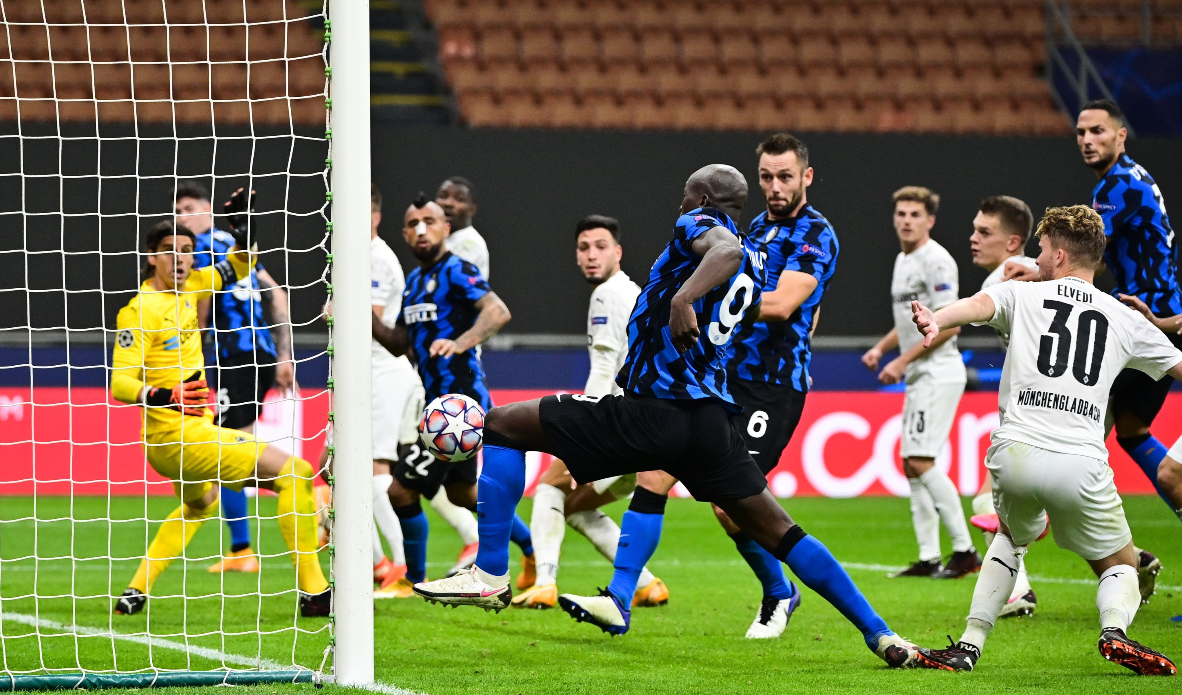 لوكاكو لحظة تسجيله هدف التعادل في الدقيقة الأخيرة من المباراة