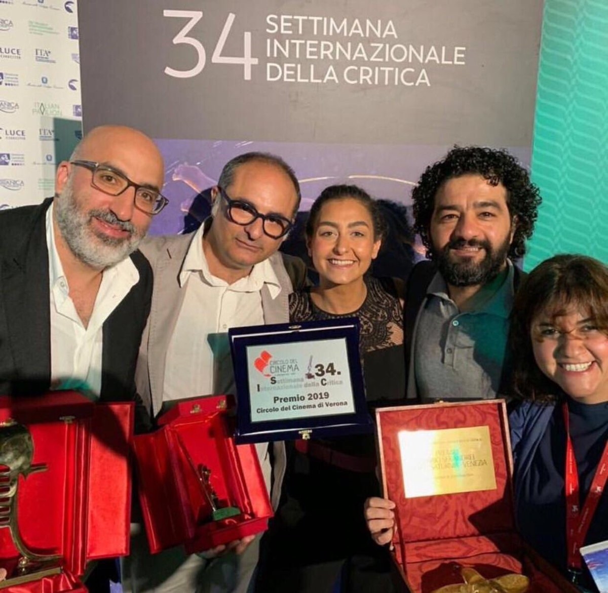 أسرة الفيلم وفرح عارم بعد الفوز بجوائز فينيسيا