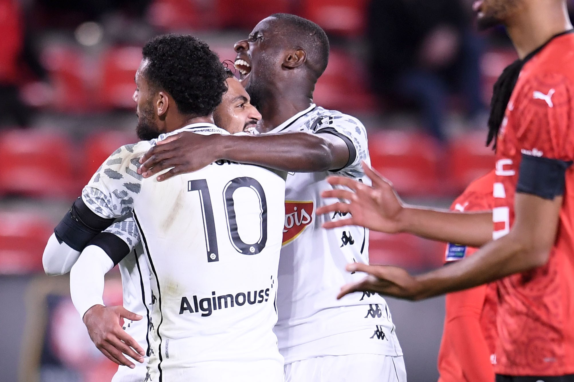 لاعبو أنجيه يحتفلون