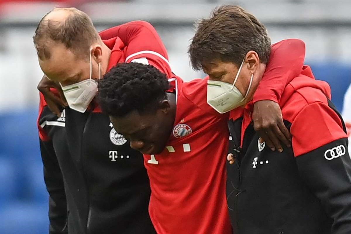 ديفيس خلال خروجه من الملعب متألّماً