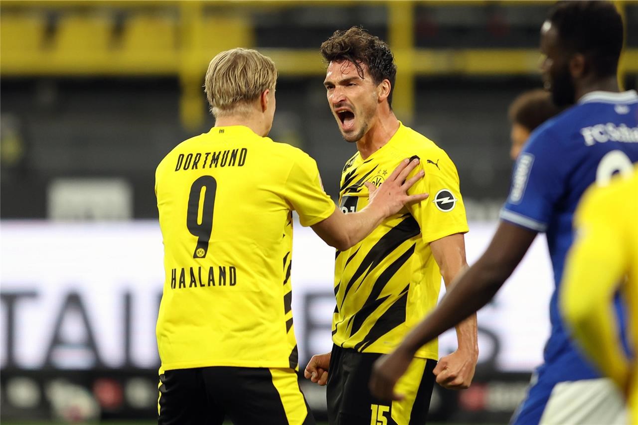 هاملس محتفلاً بهدفه مع هالاند