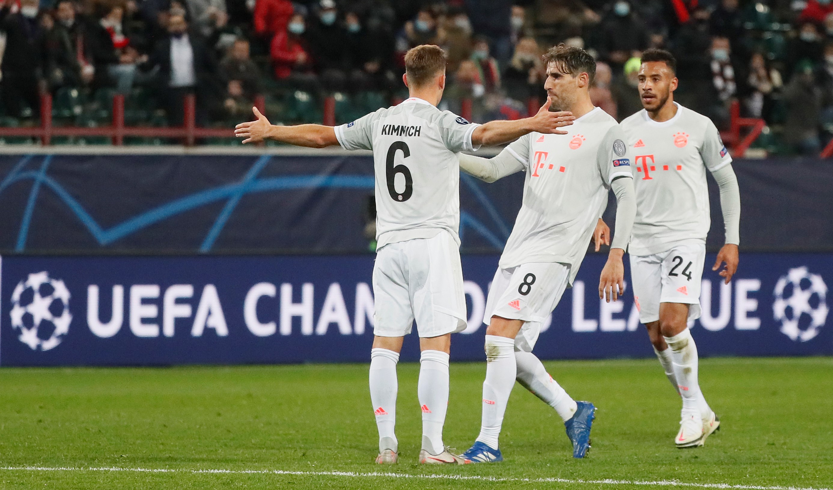 كيميتش محتفلاً بعد تسجيله هدف بايرن الثاني 