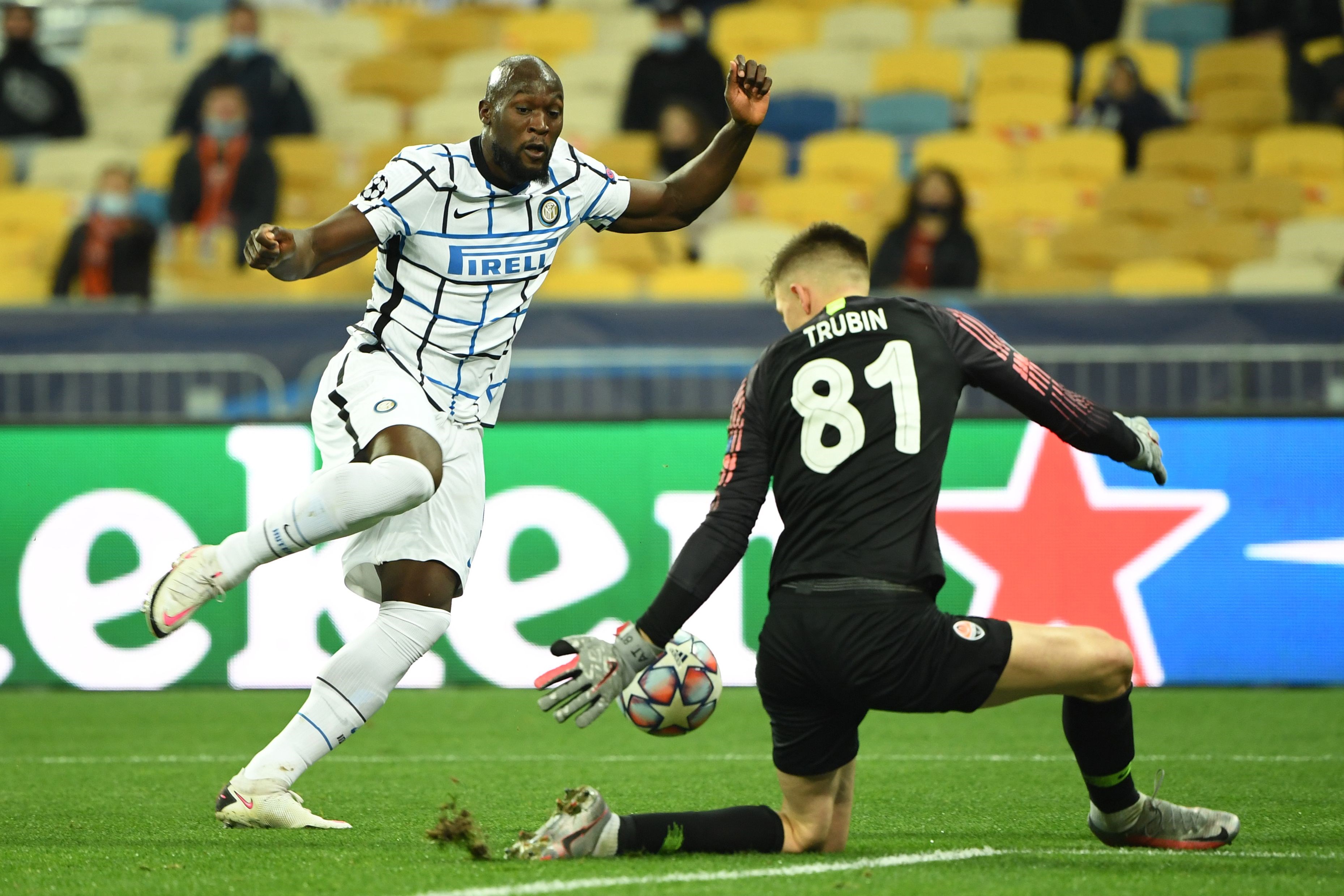 لوكاكو في مواجهة حارس مرمى شاختار 