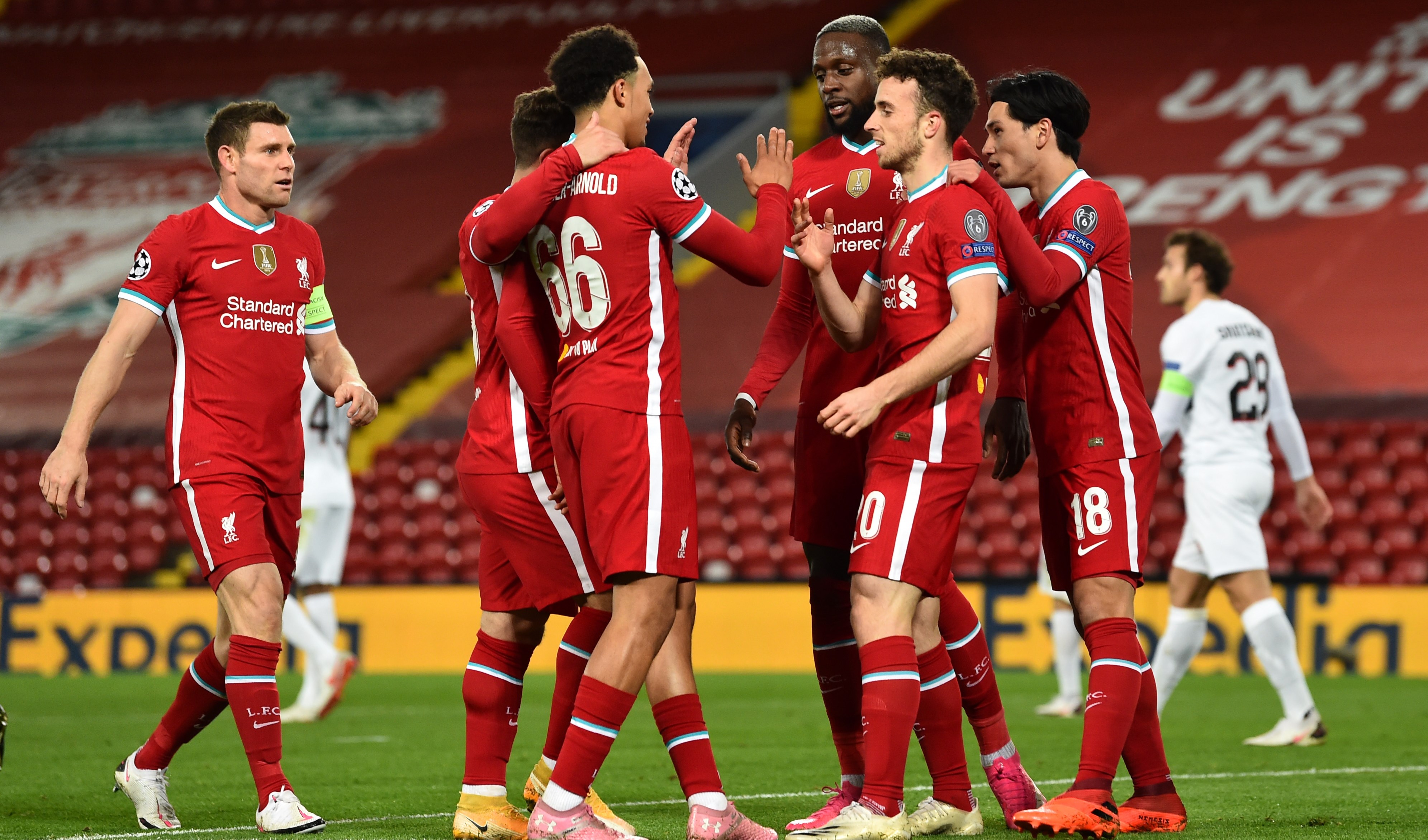 لاعبو ليفربول يحتفلون سوياً 