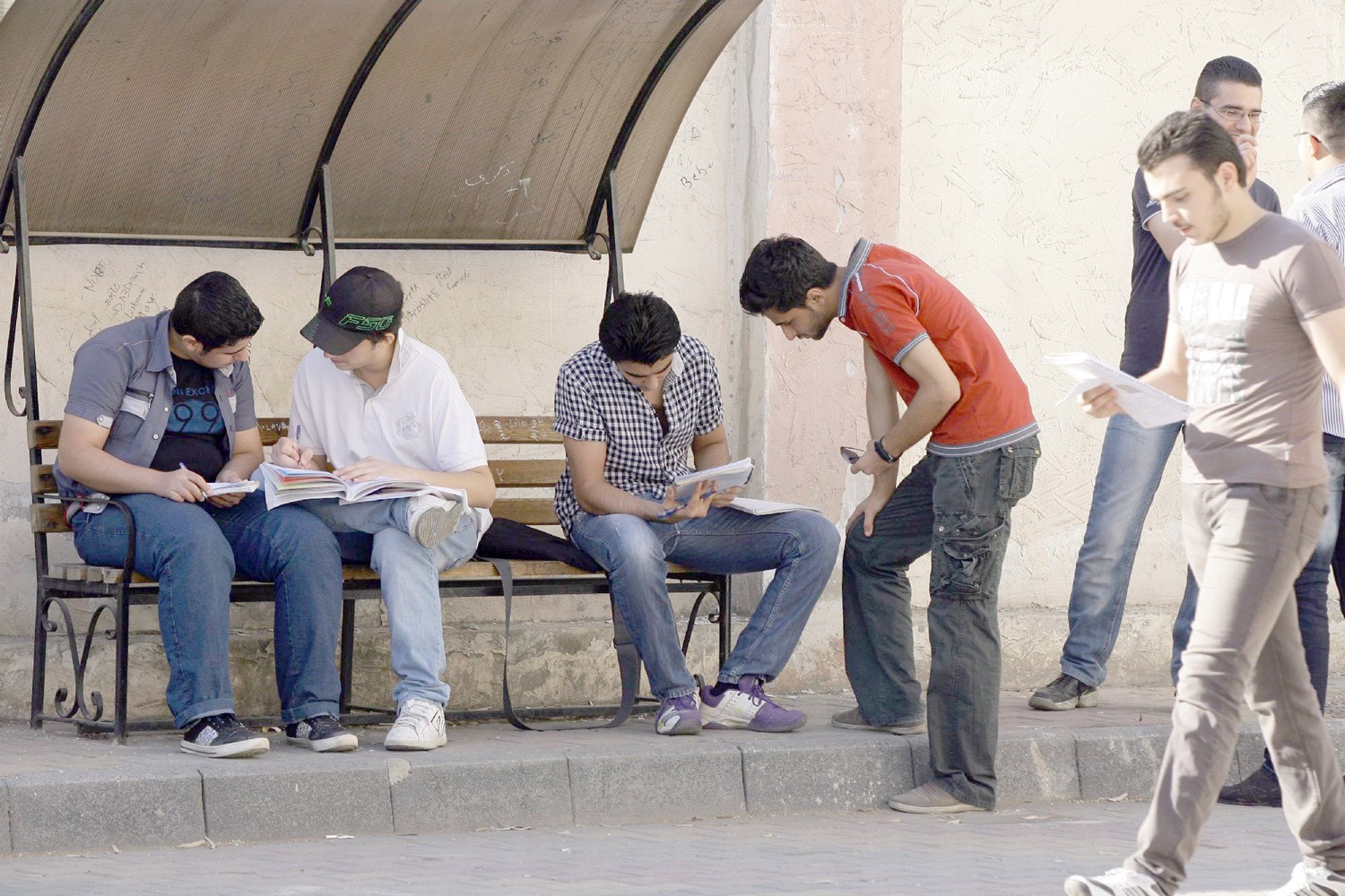 قبل أن نطلب من الشباب شيئاً، علينا أن نحميهم وهم يكبرون