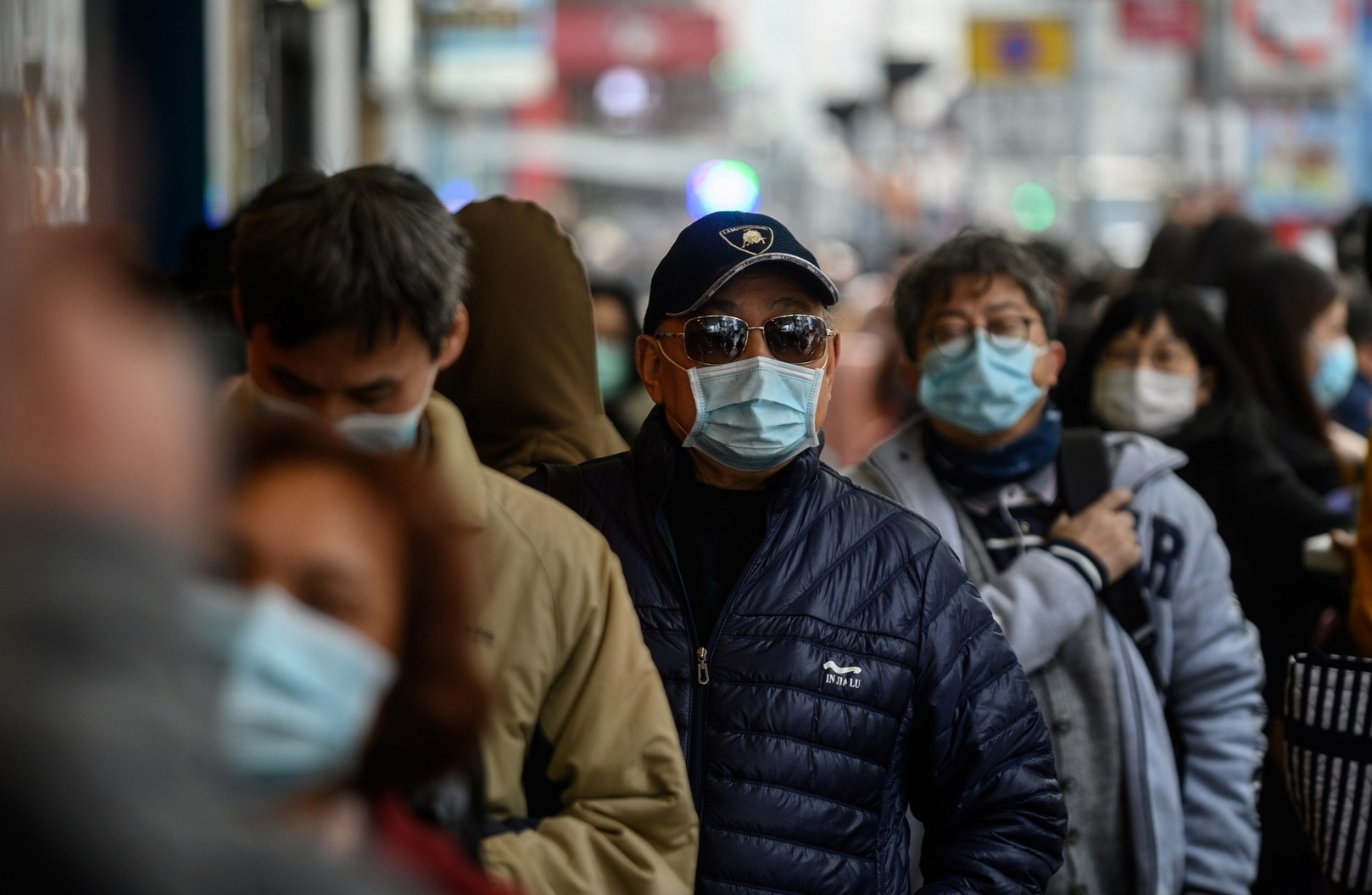 خبير روسي: بعض الناس لا يصابون بفيروس كورونا مهما خالطوا