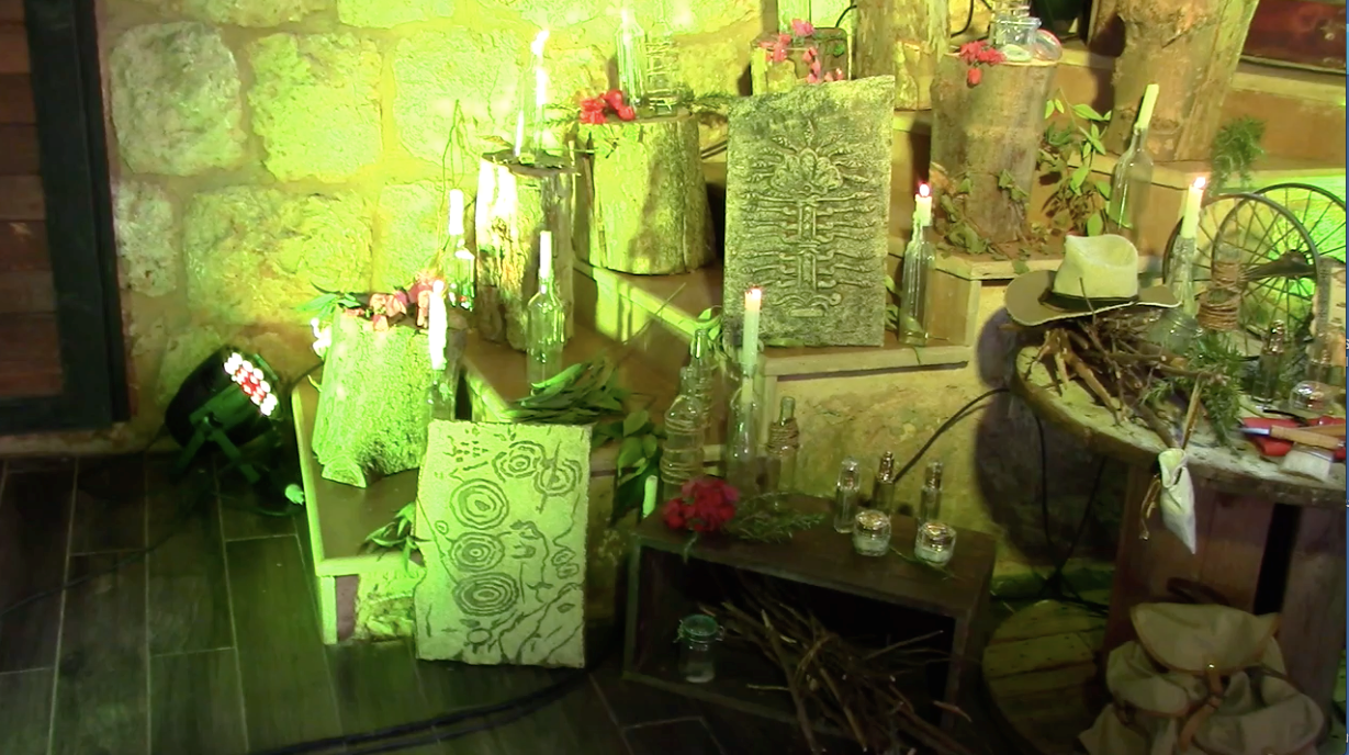 عطور ولوحات تشكيلية في المناسبة