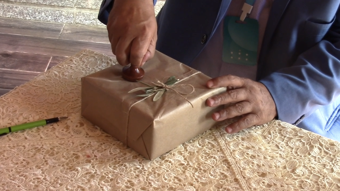 بدر حسون يختم العطر لتقديمه للضيوف