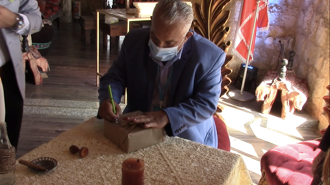 بدر حسون يوقع العطر للضيوف