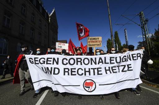 تظاهرات في ألمانيا ضد القيود لاحتواء كورونا.. وتظاهرات مضادة