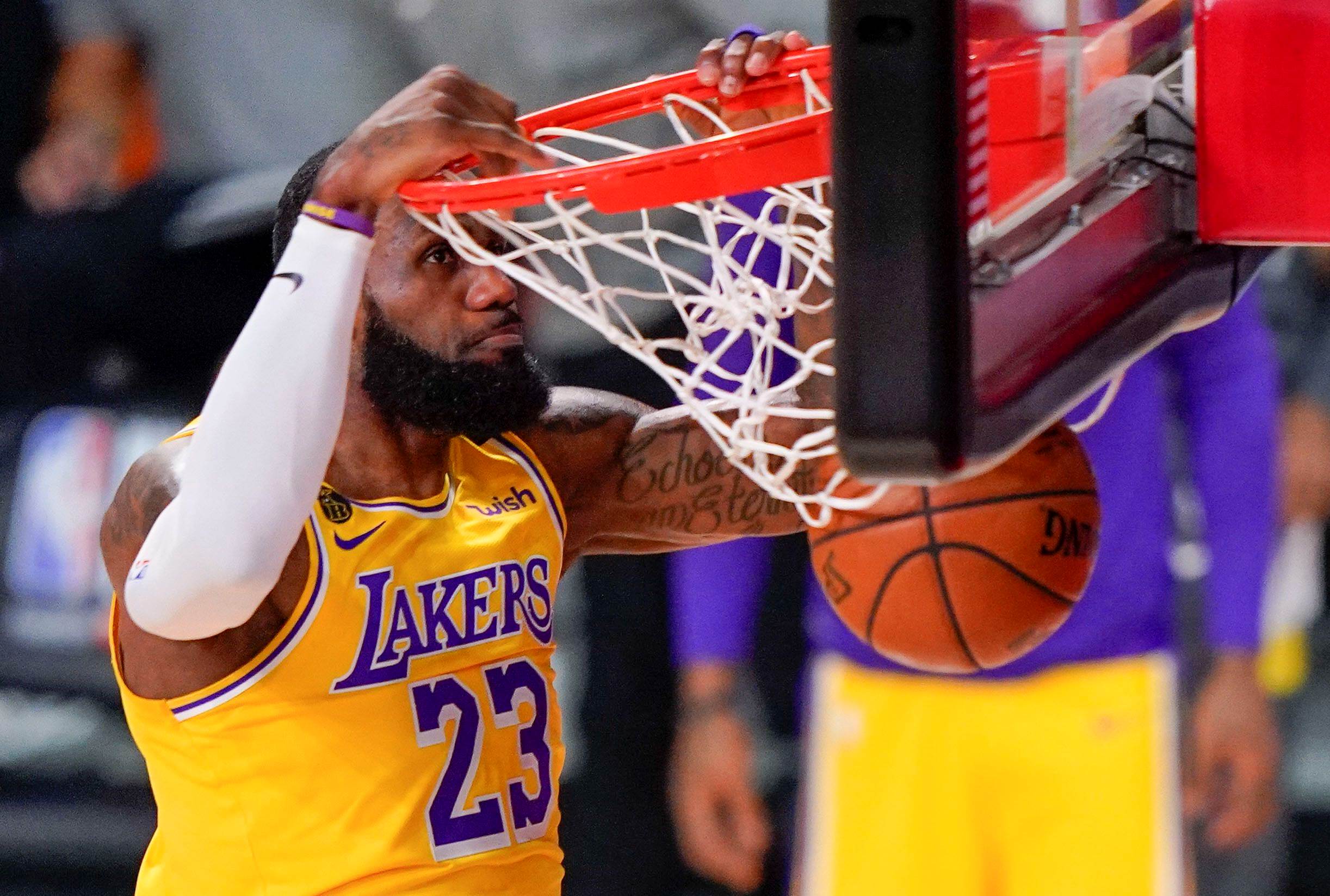 جيمس مسجّلاً في سلة ميامي