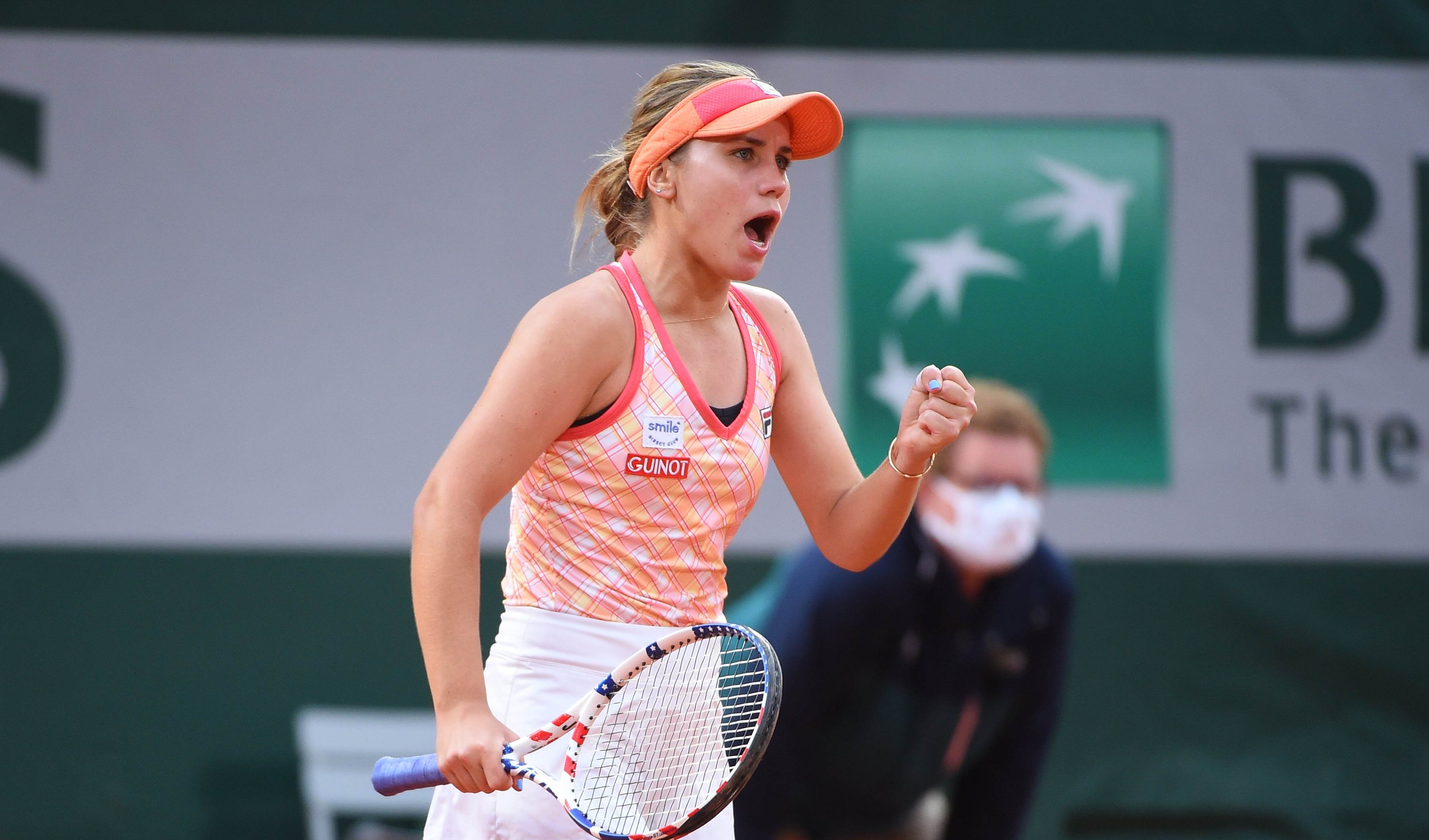 كينين محتفلة 