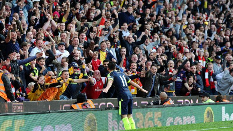 أوزيل يحتفل مع مجموعة جماهير أرسنال (أرشيف)
