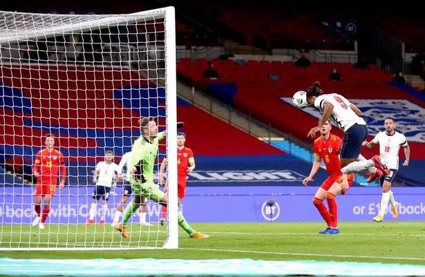 كالفيرت لوفين مسجّلاً هدفه